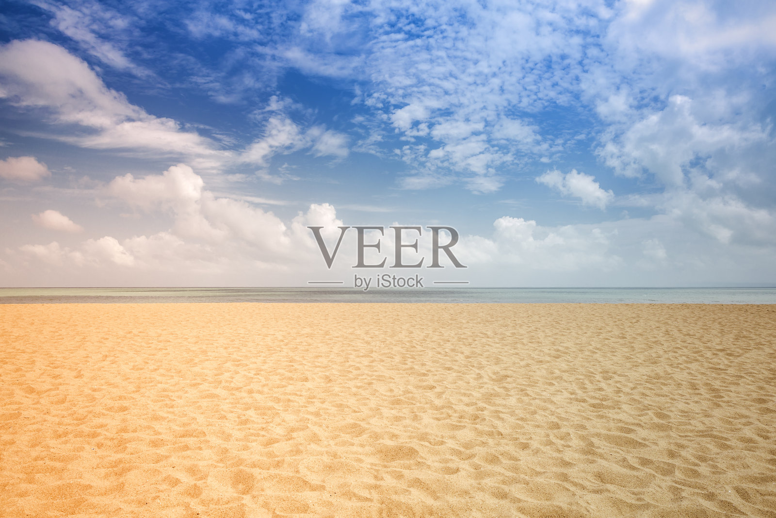 阳光在空旷的海滩-复古的外观照片摄影图片