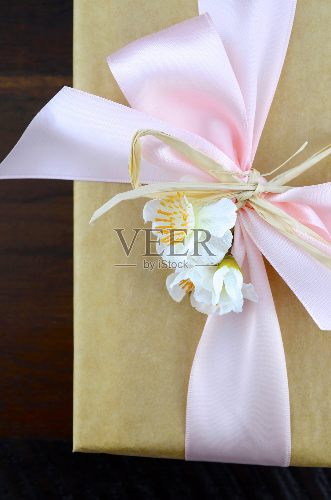 复古风格的牛皮纸礼品。照片摄影图片