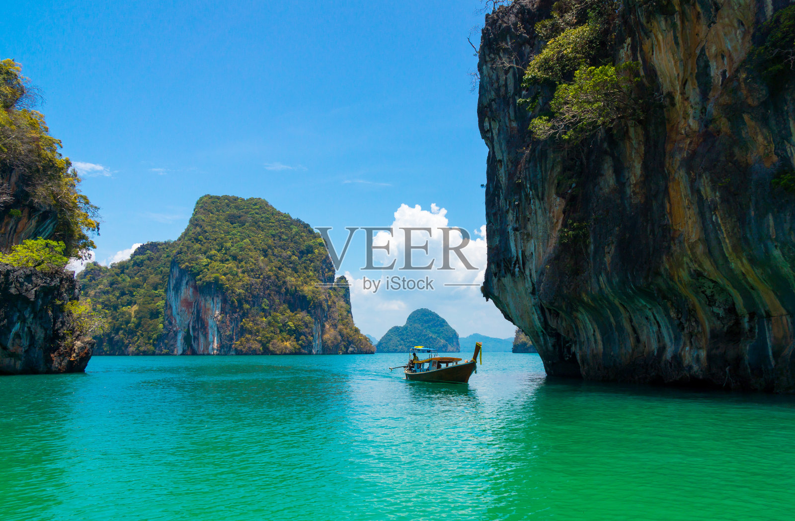热带岛屿附近的传统长尾船照片摄影图片