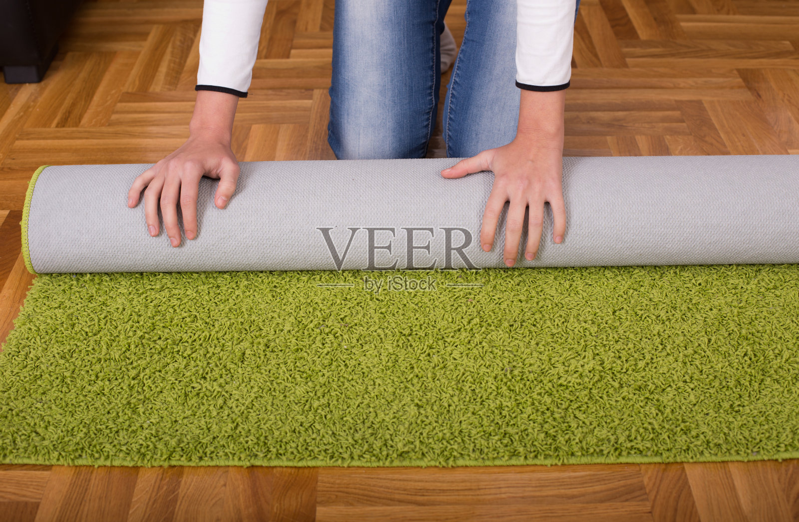 女人滚地毯照片摄影图片