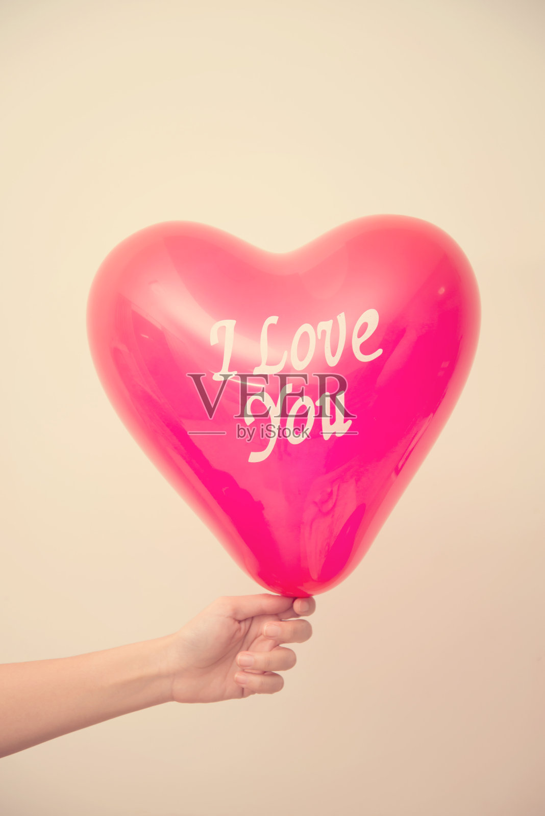 手握气球，发短信说我爱你照片摄影图片