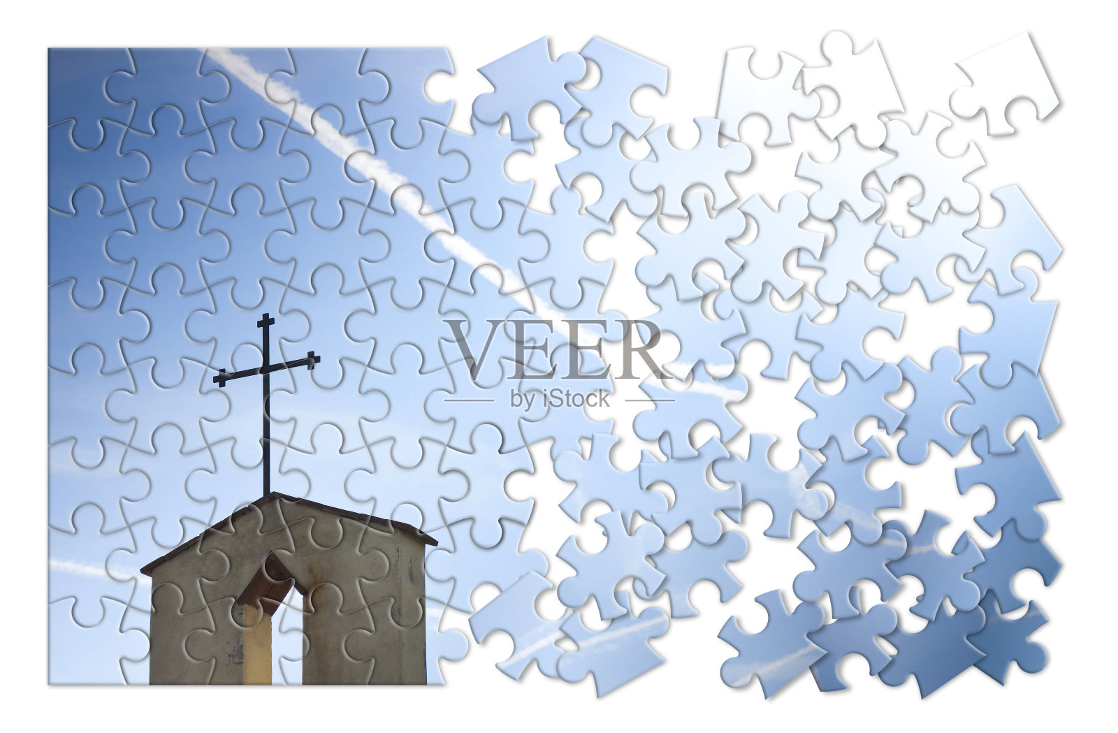 蓝色背景上的基督十字架照片摄影图片