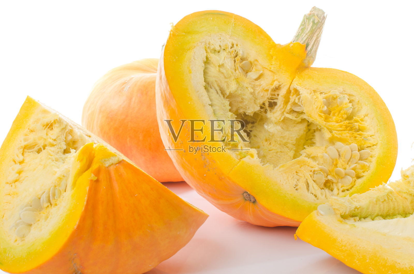 漂亮的大南瓜，切成四瓣照片摄影图片