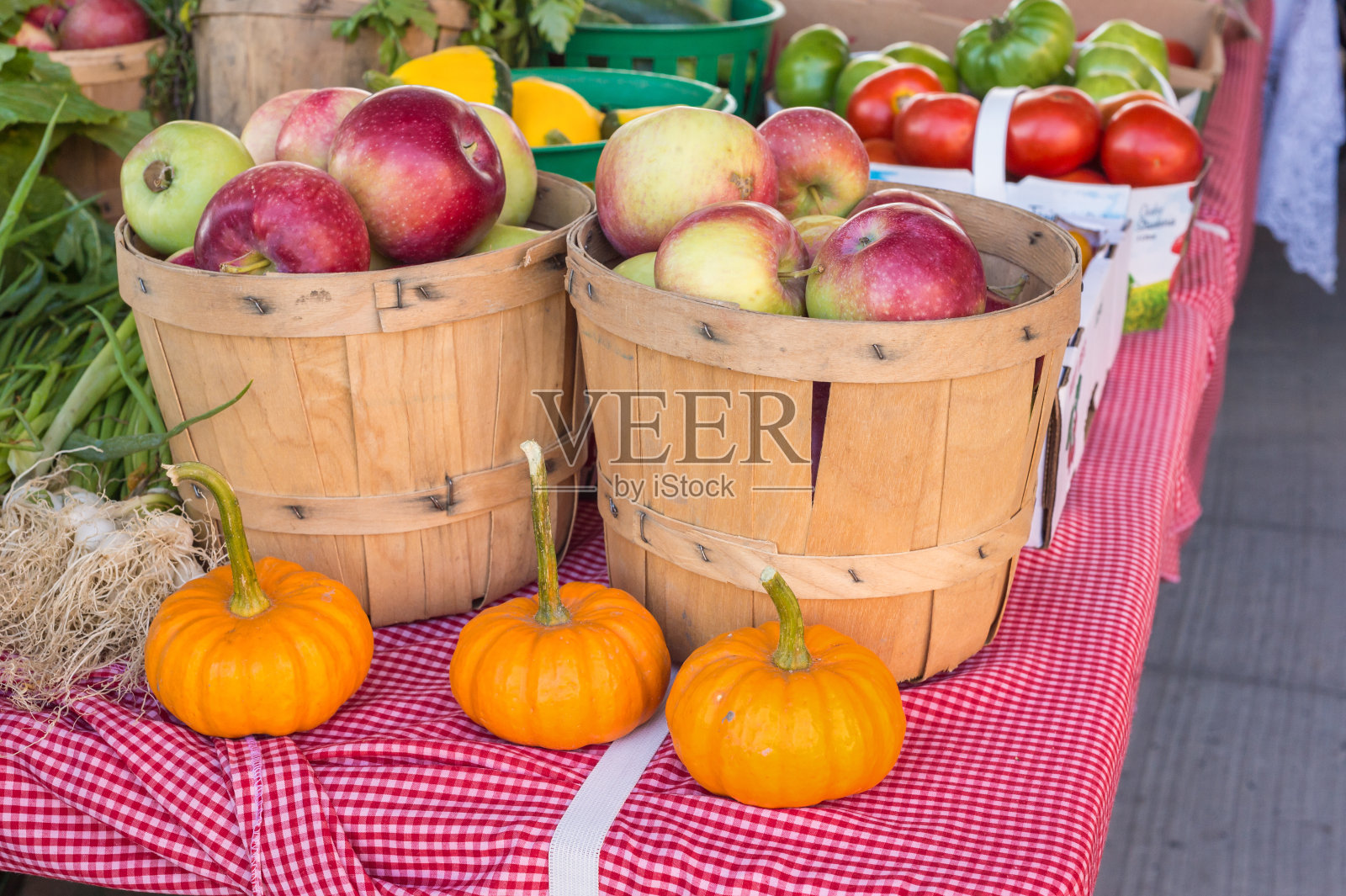 苹果和南瓜在当地的食品市场照片摄影图片