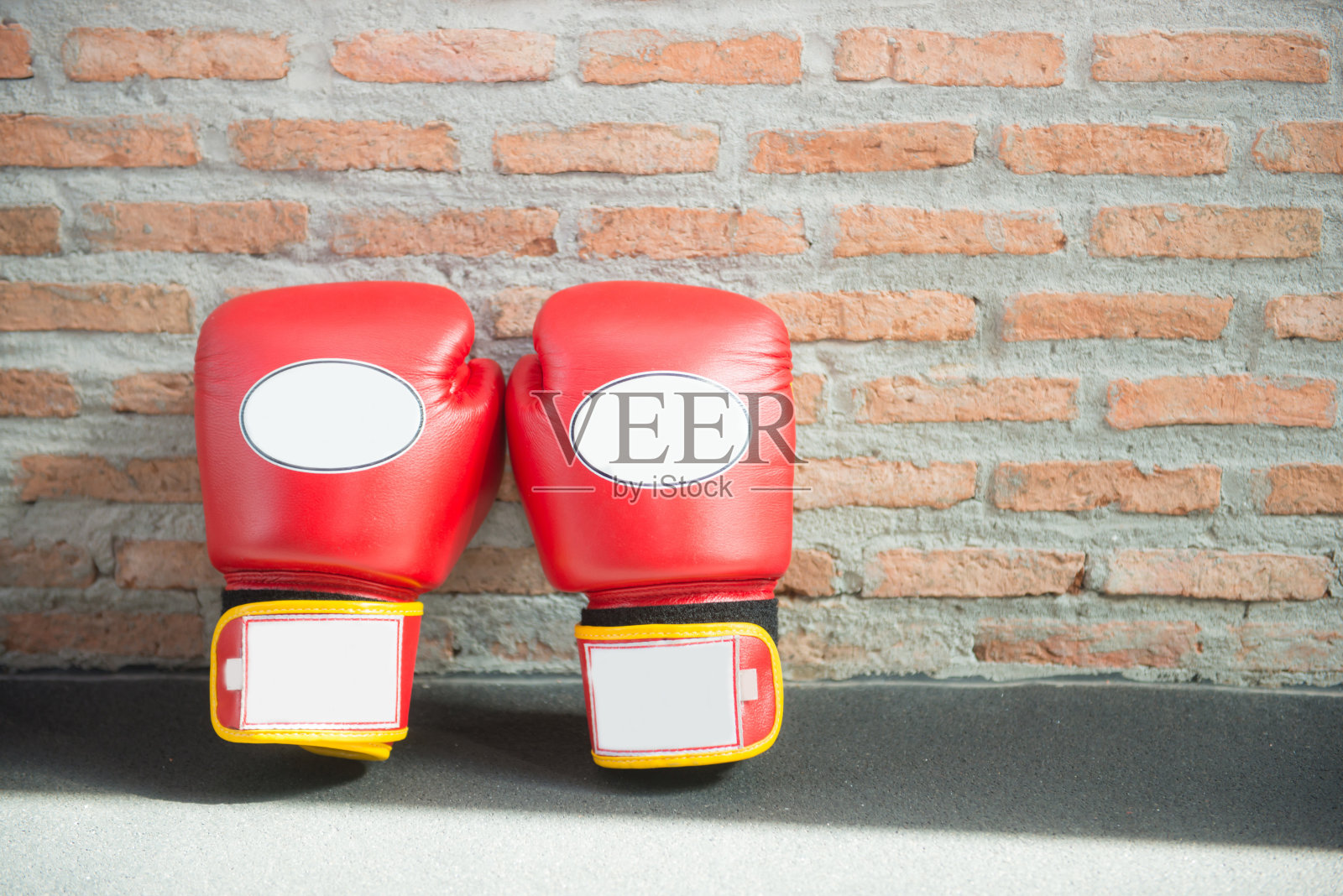 红色拳击手套“泰拳”打架照片摄影图片