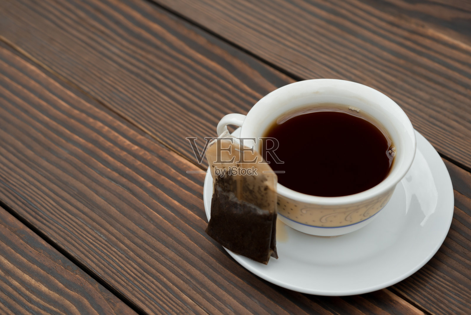 一杯茶和茶袋在一个木制的背景照片摄影图片