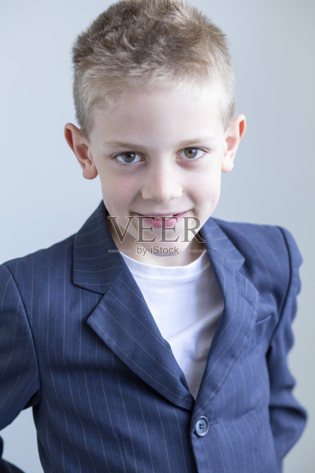 穿着西装的小男孩照片摄影图片