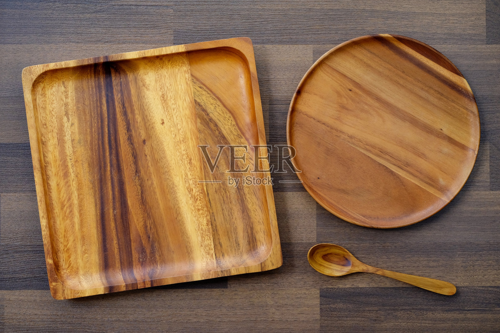 空的木托盘和勺子在桌子上，食物的背景照片摄影图片