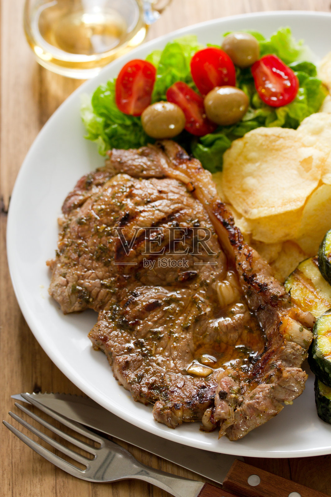 烤肉配薯片和生菜沙拉照片摄影图片