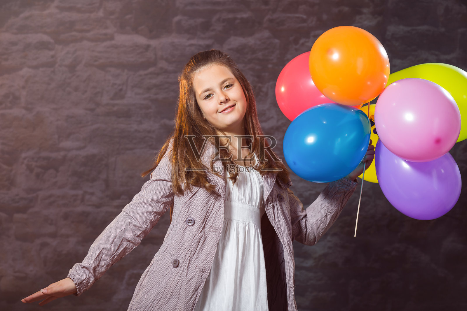 10岁白人女孩，拿着气球照片摄影图片