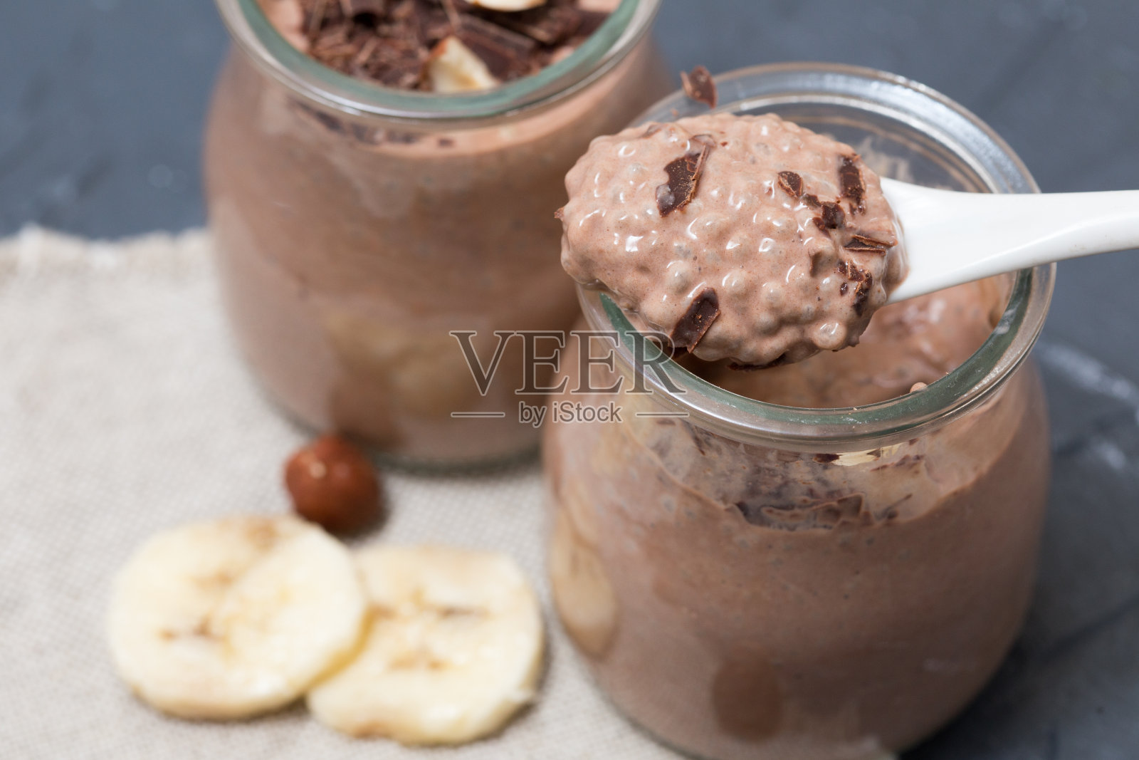 巧克力布丁加奇亚籽，香蕉和坚果照片摄影图片