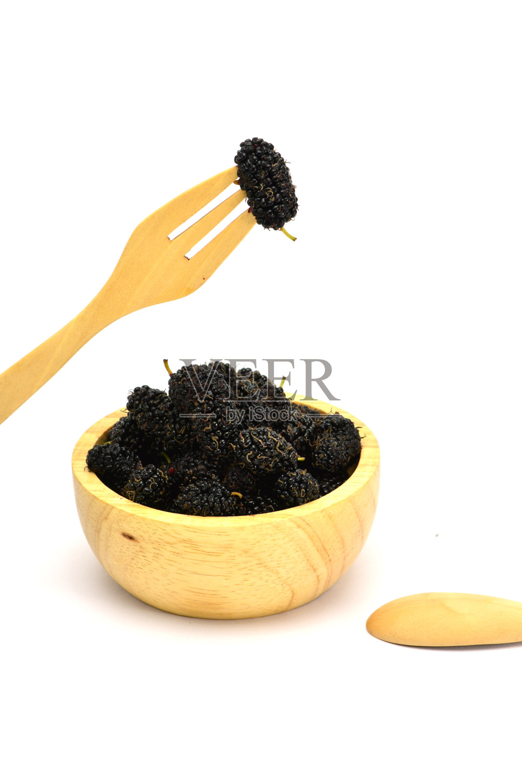 成熟的黑莓水果。在白色背景上隔离照片摄影图片