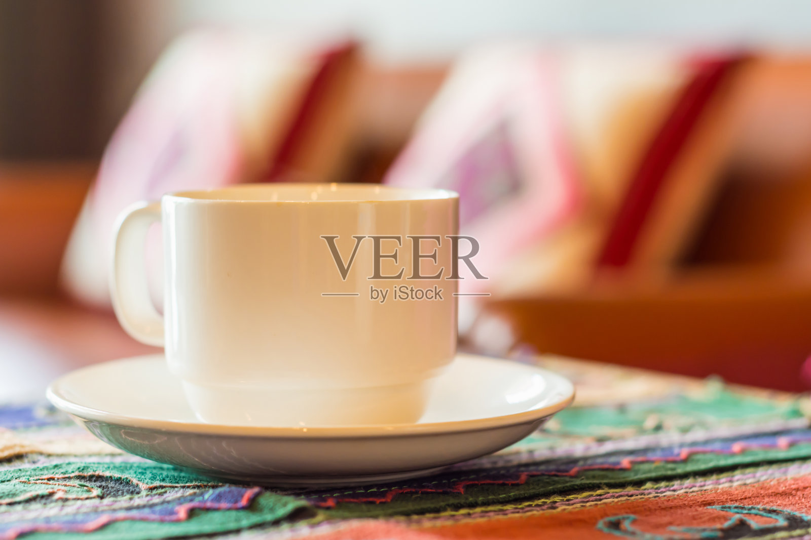 咖啡馆桌上的一杯咖啡照片摄影图片