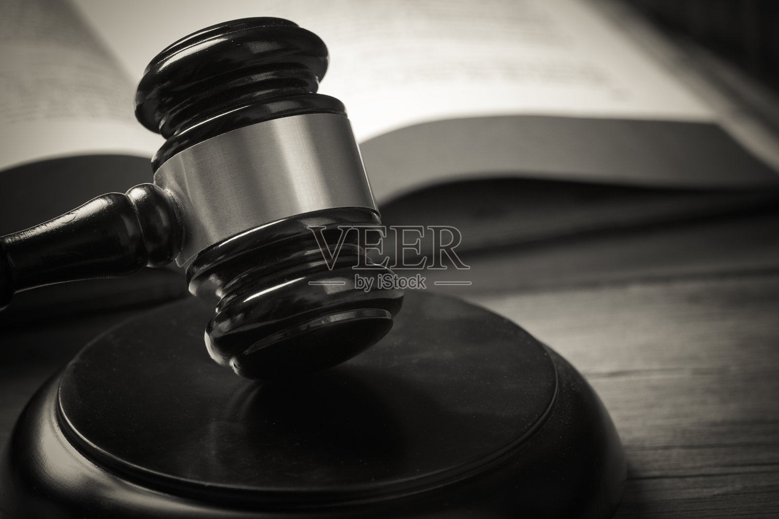 桌上放着木槌和书照片摄影图片