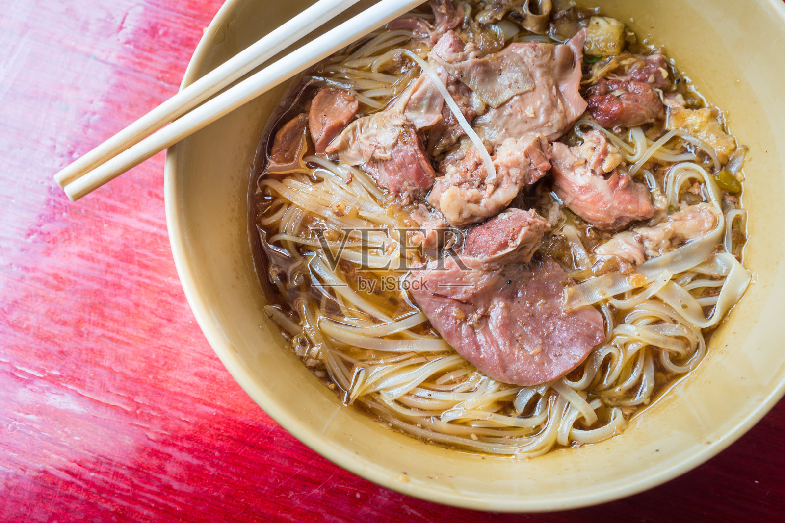 碗里炖猪肉的亚洲面条照片摄影图片