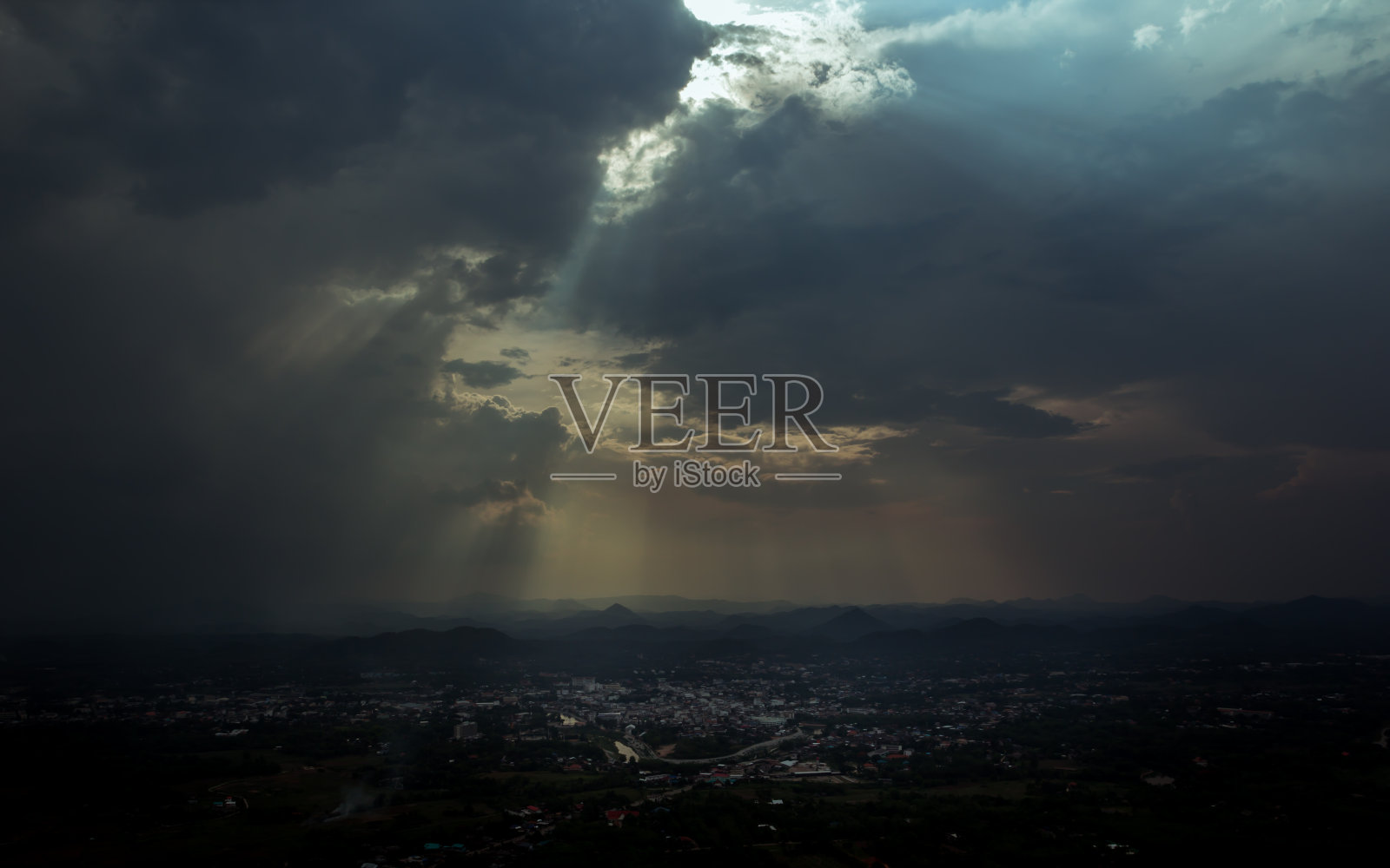 雨云笼罩着这座城市。照片摄影图片