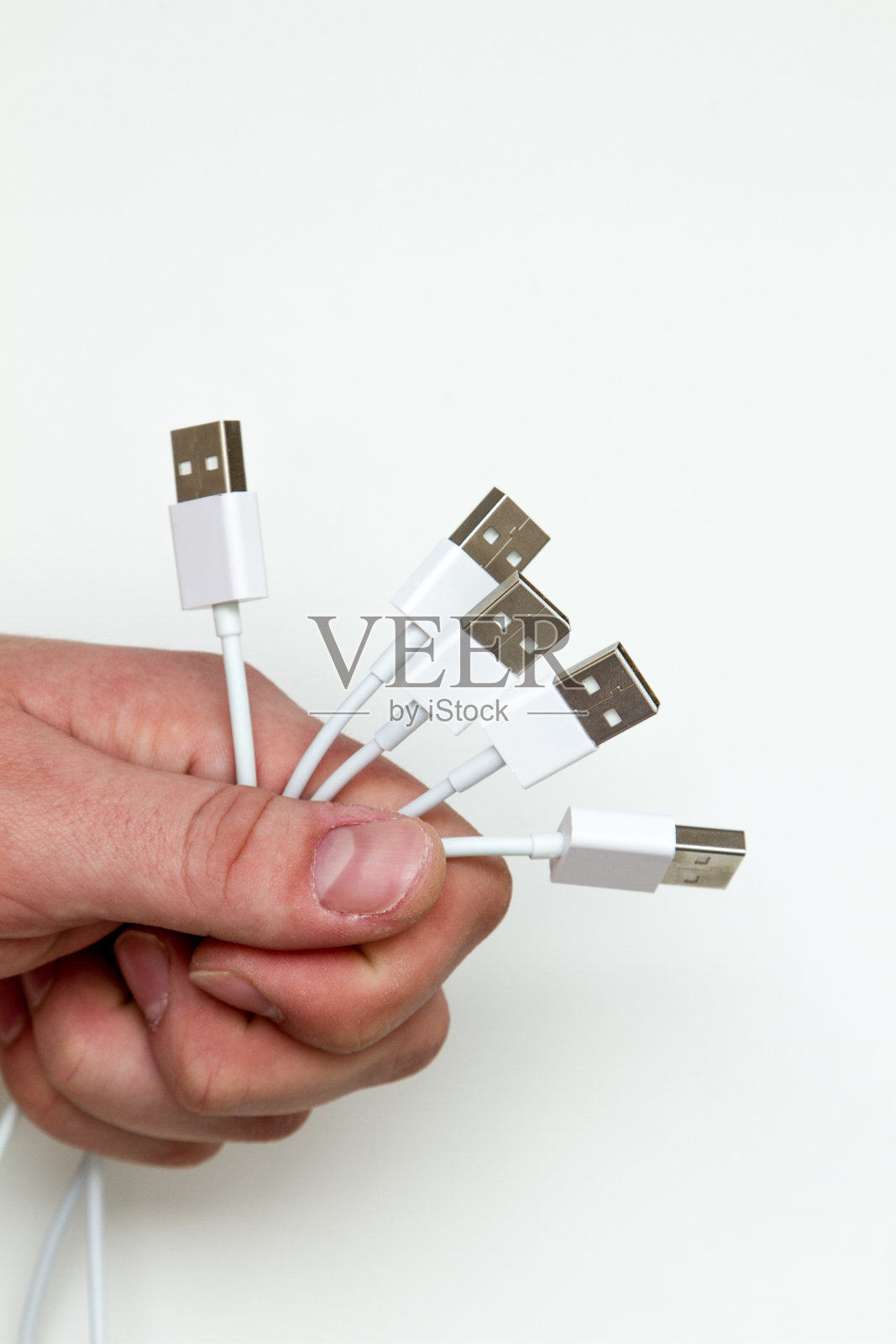 带有USB连接器的手照片摄影图片