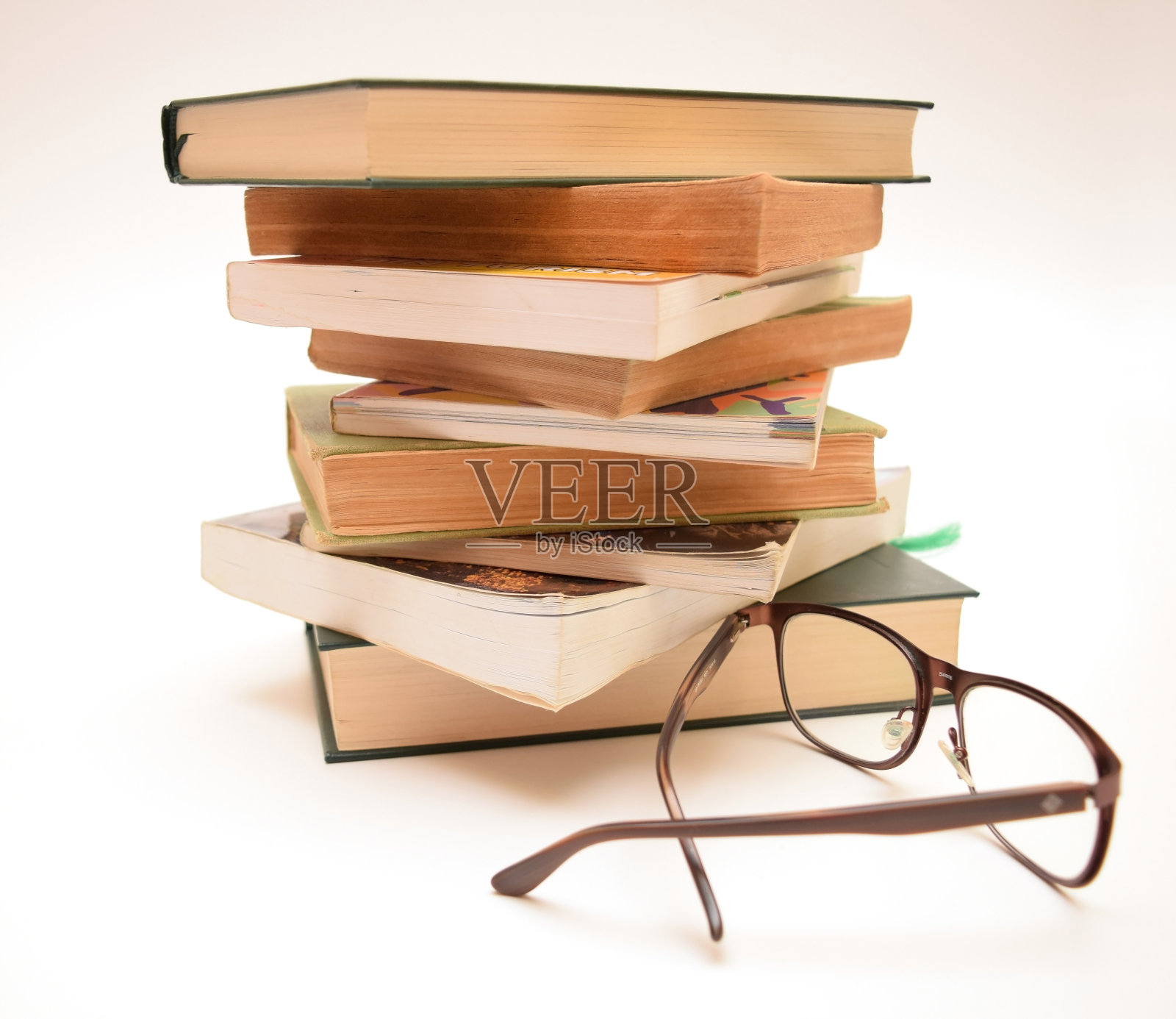 书籍和眼镜照片摄影图片