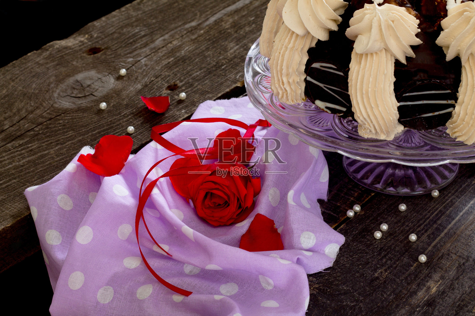 蛋糕和红玫瑰在黑暗的背景照片摄影图片