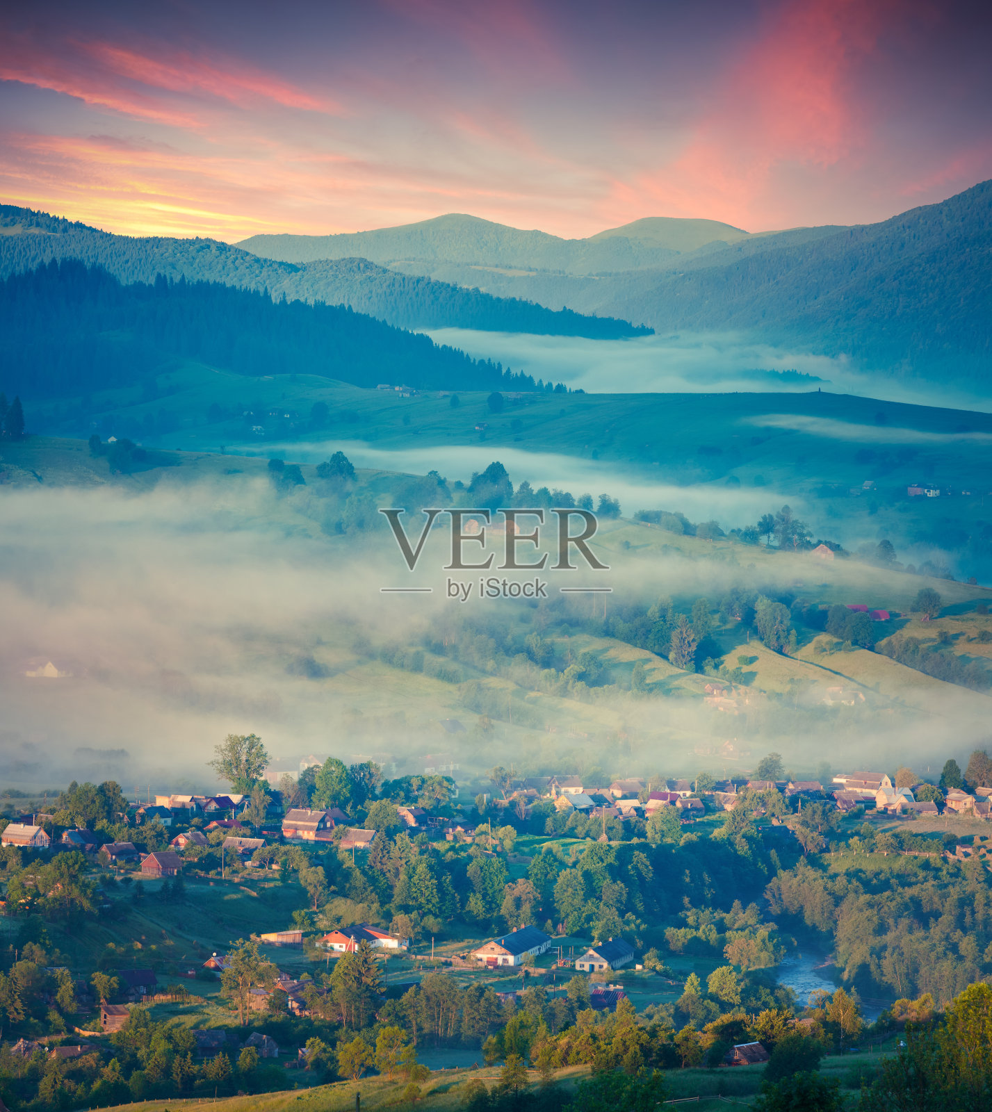 一个多雾的夏日清晨，山村。照片摄影图片