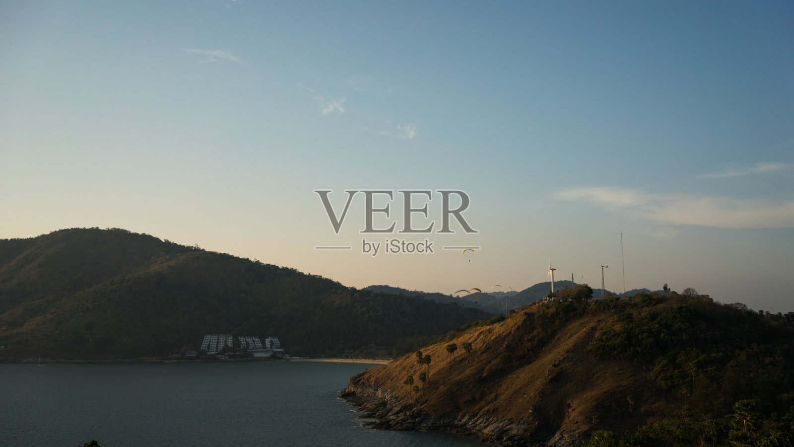 美丽的海岛风光：滑翔伞飞越海面照片摄影图片