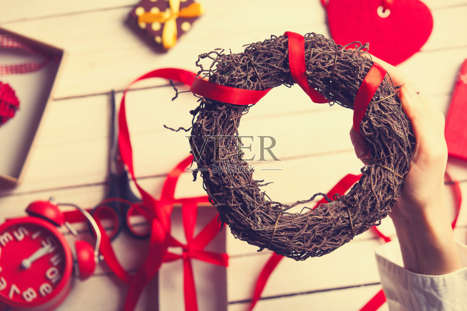 女性手拿花圈照片摄影图片