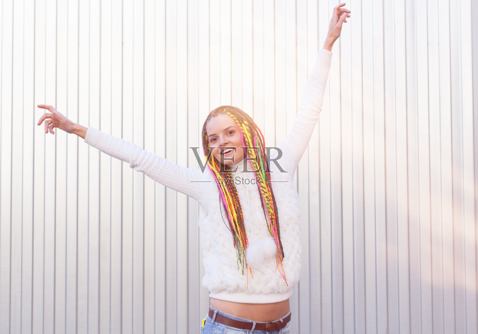 美丽的女孩与发辫阳光明媚的夏日照片摄影图片