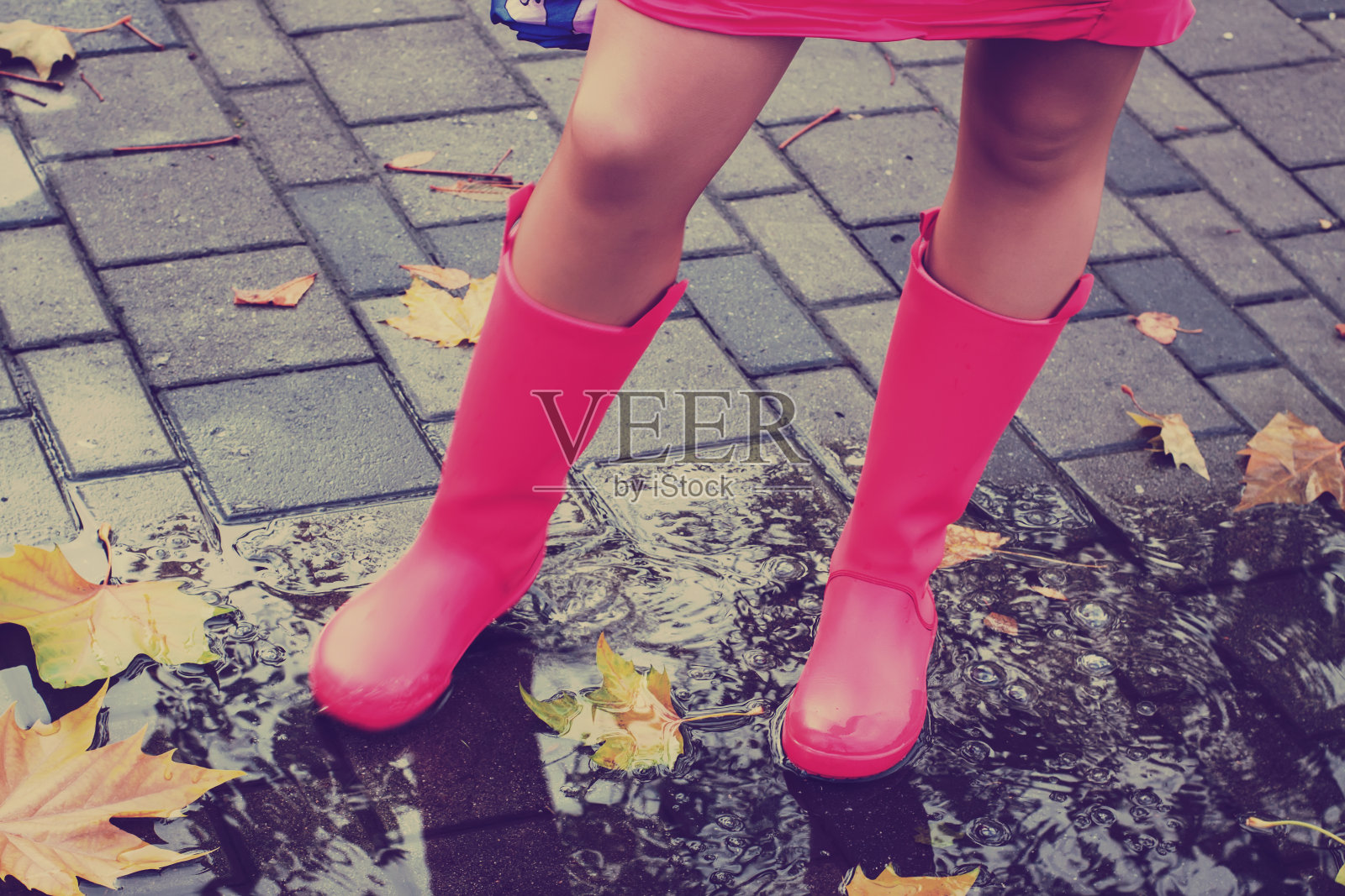穿雨靴的女人照片摄影图片