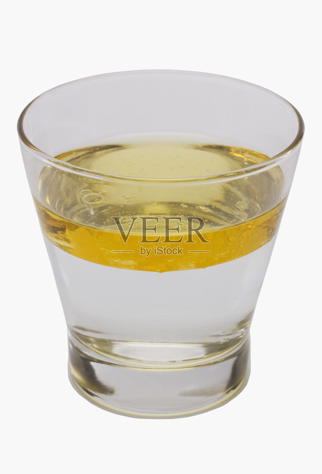 油漂浮在水面上的玻璃杯照片摄影图片