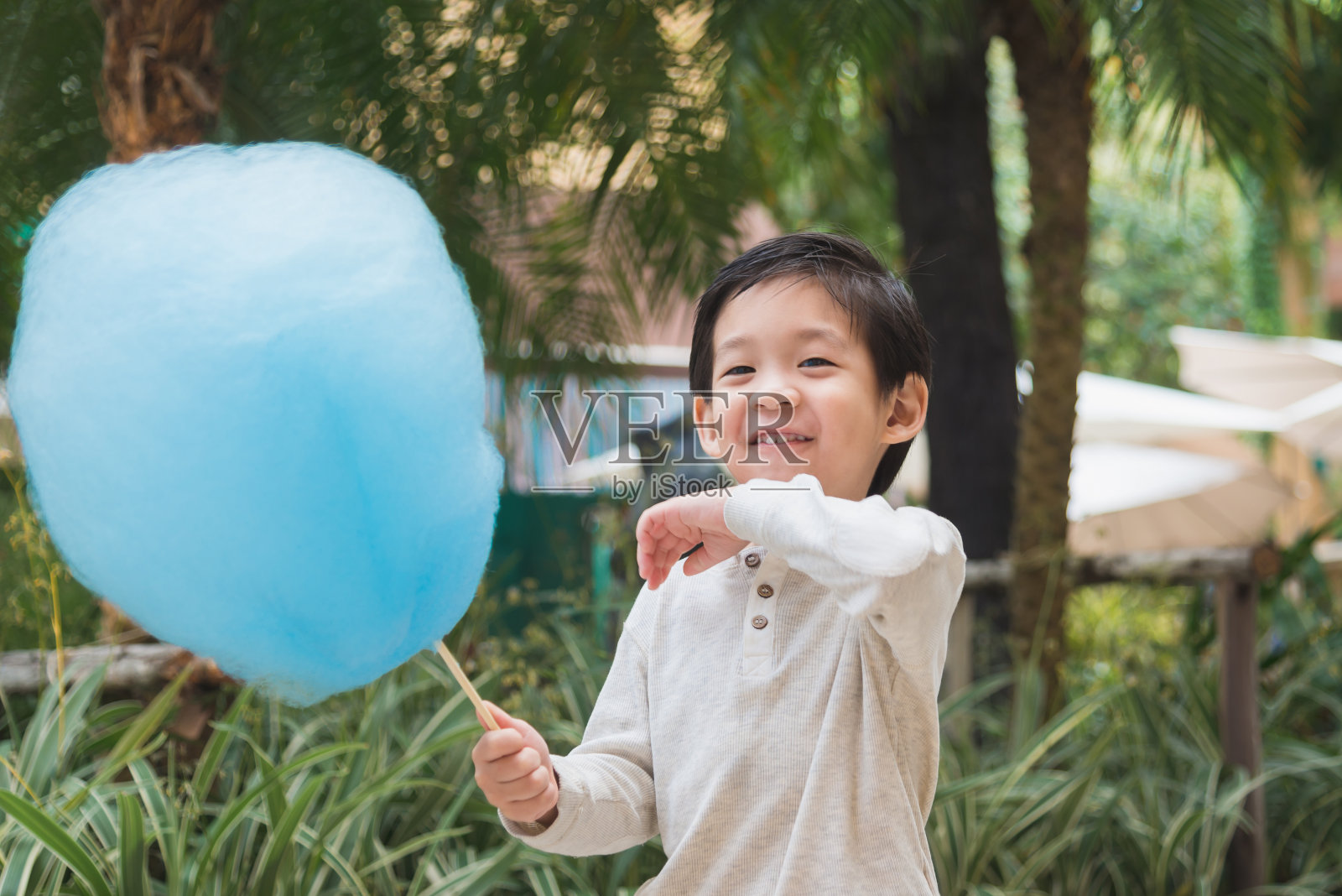 可爱的亚洲孩子吃棉花糖照片摄影图片