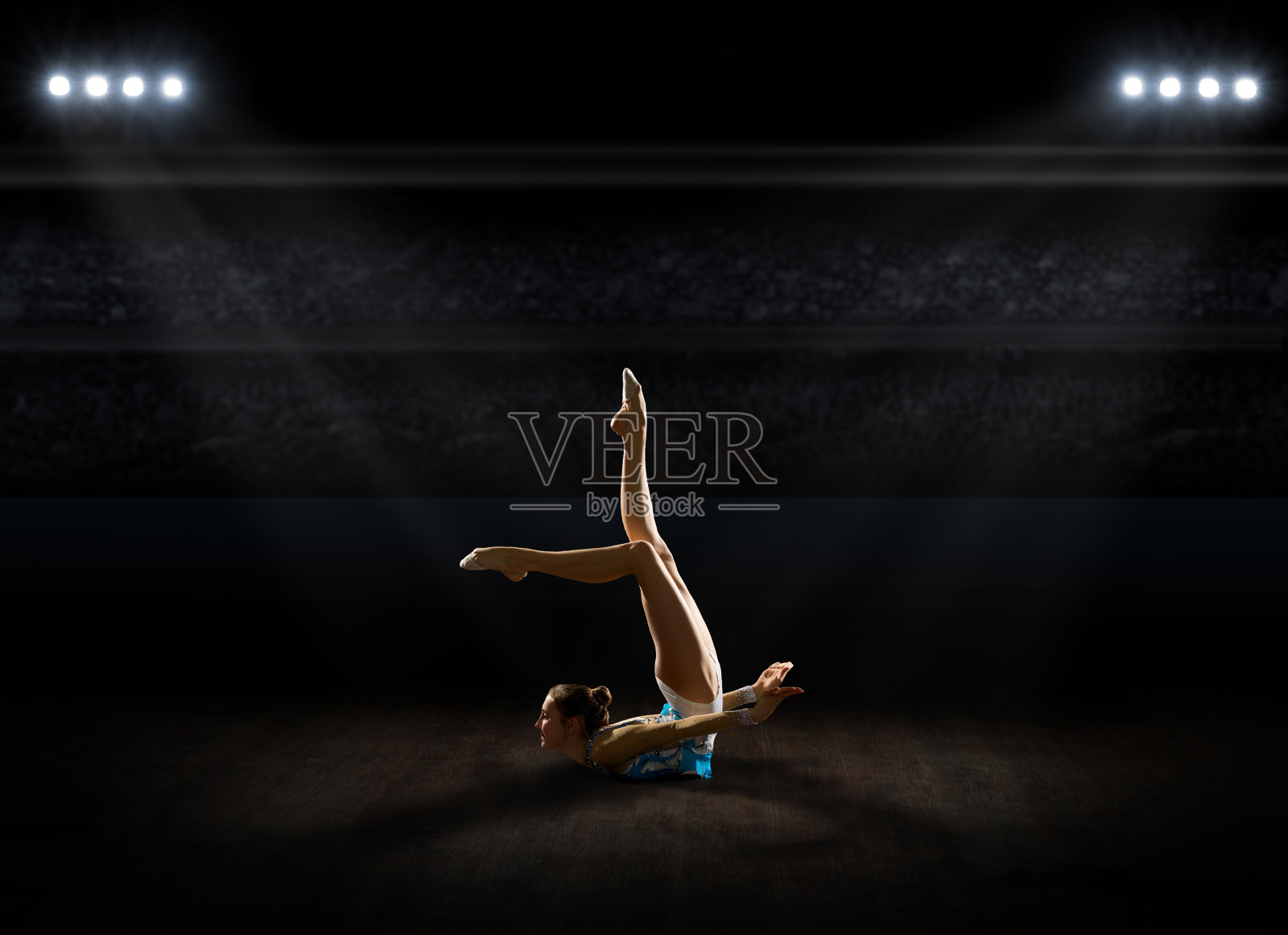 年轻女孩从事艺术体操照片摄影图片