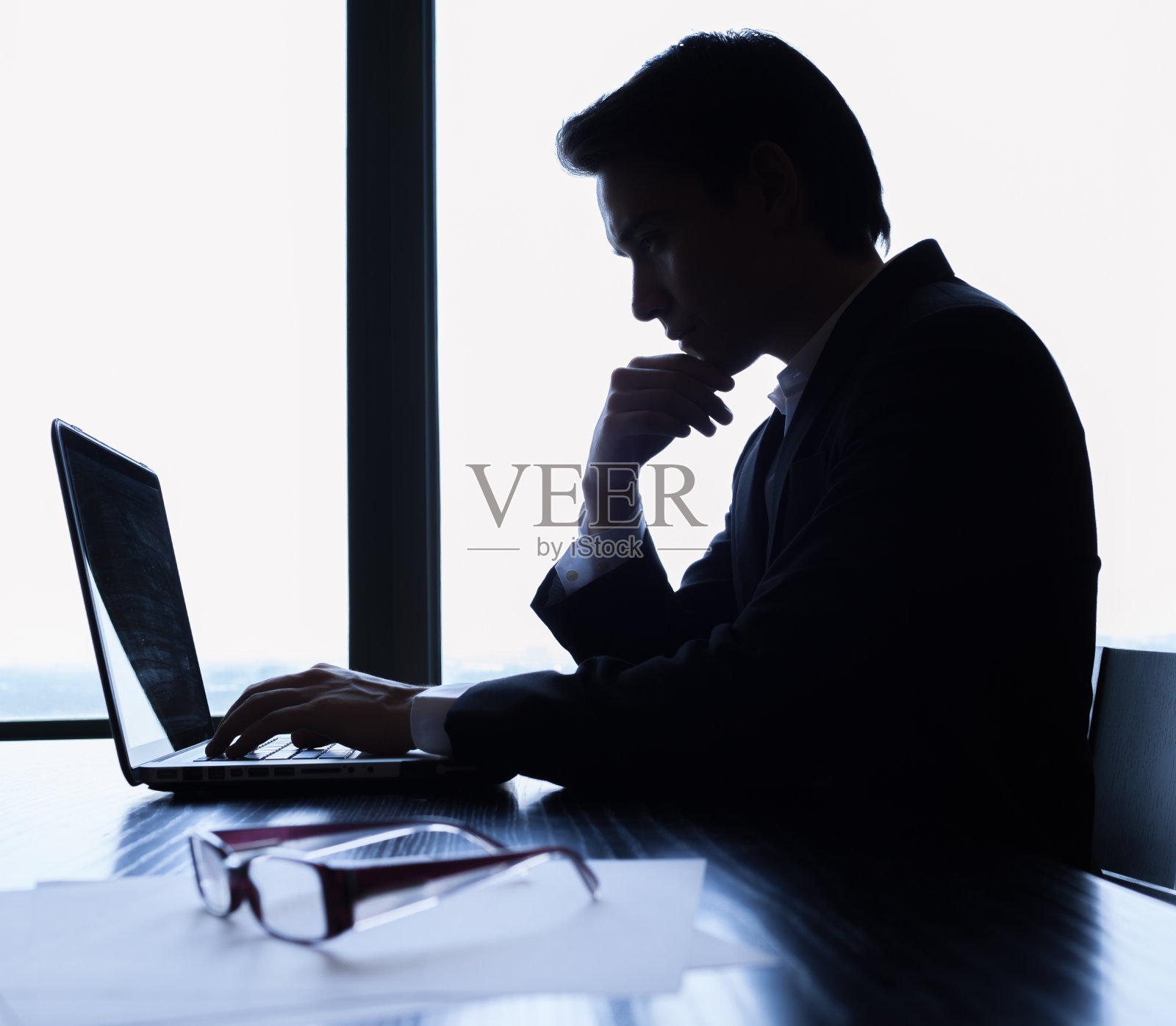 办公室里的商人照片摄影图片