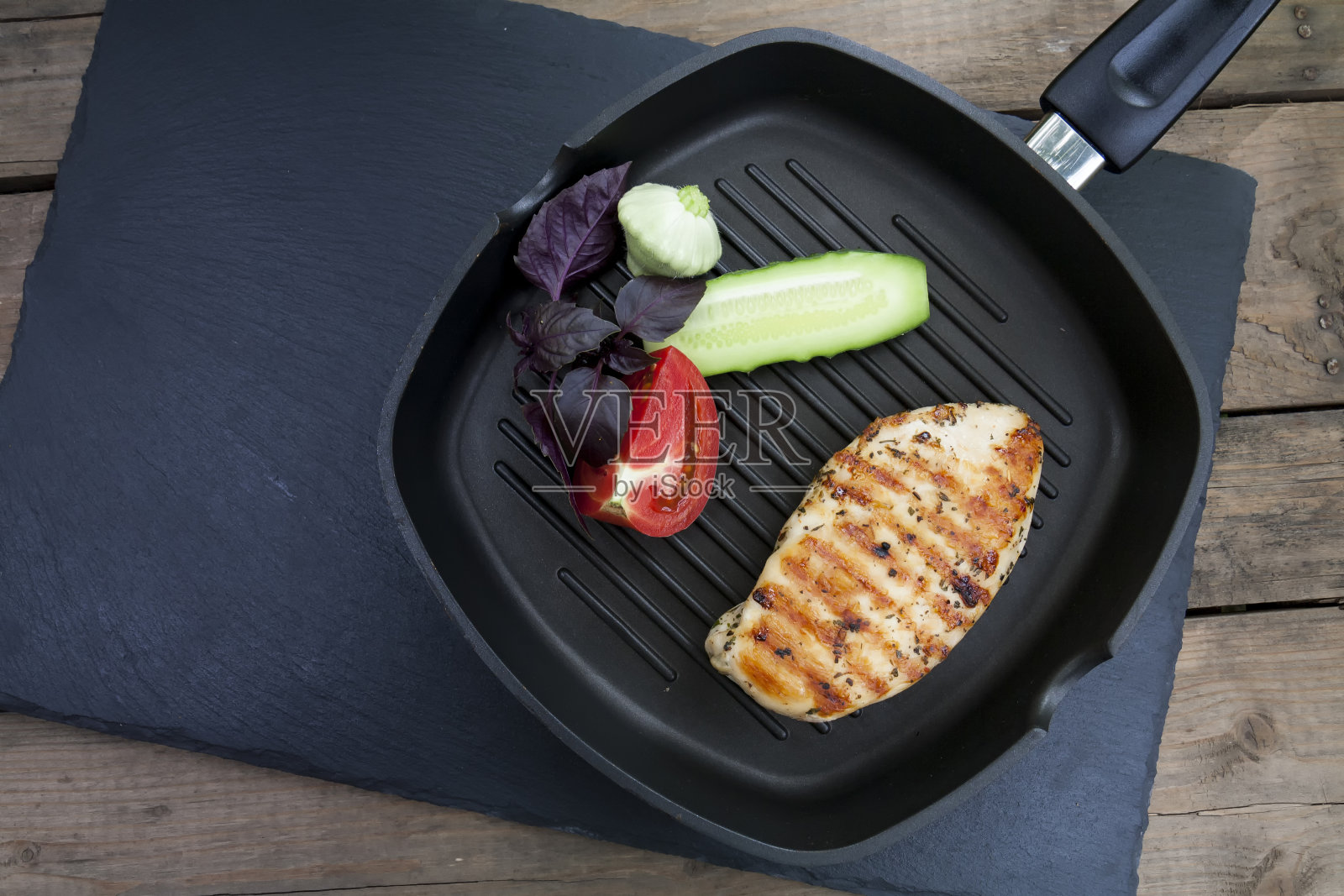 烤鸡胸配蔬菜和香草照片摄影图片