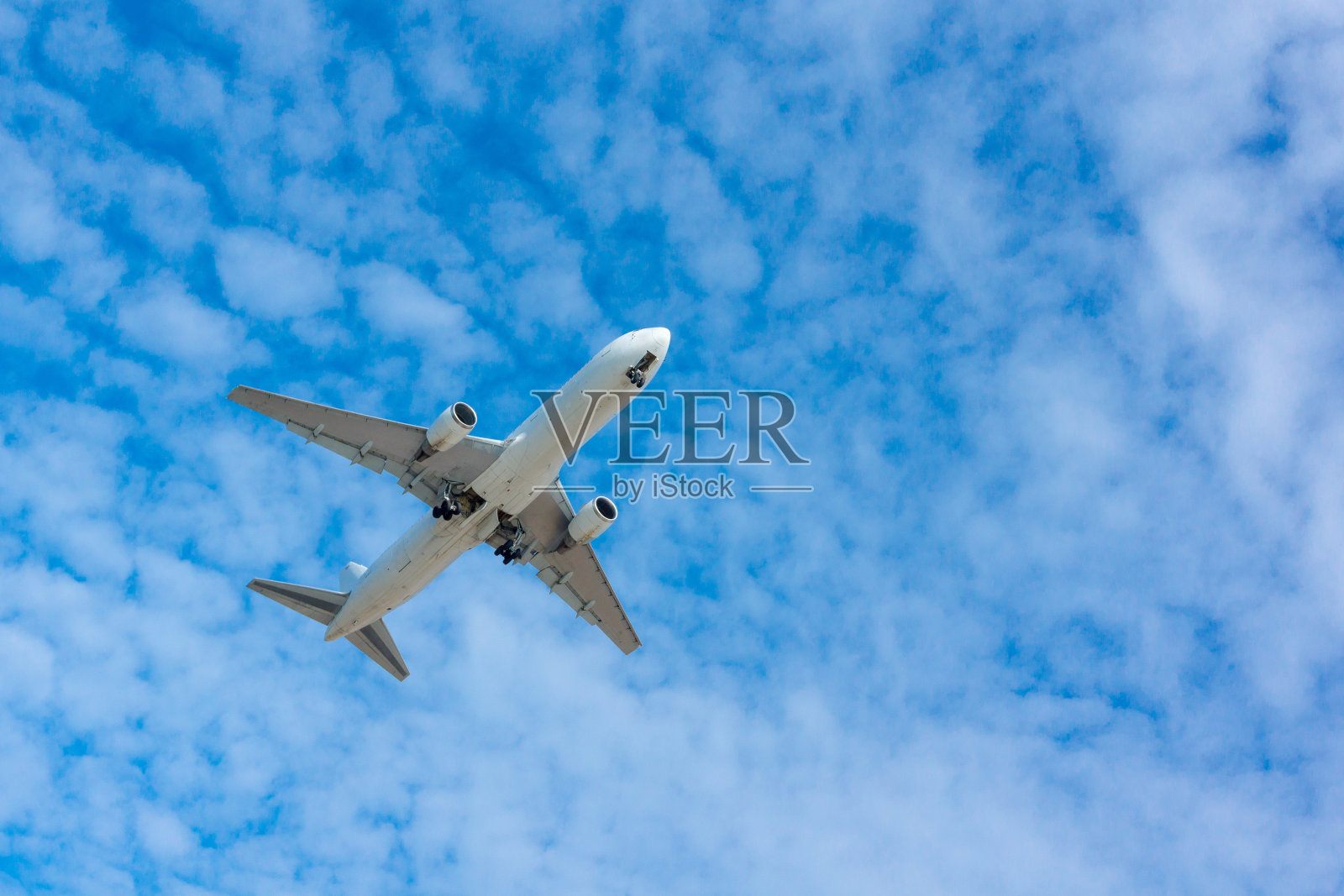 空中的飞机照片摄影图片