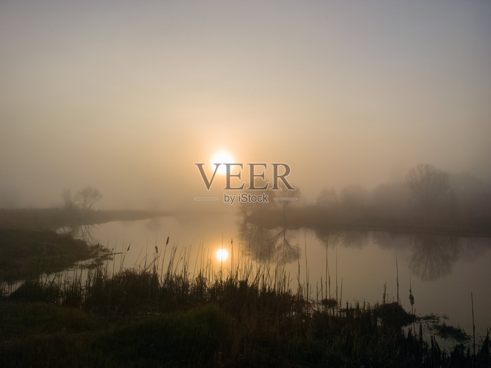 河上有雾。照片摄影图片