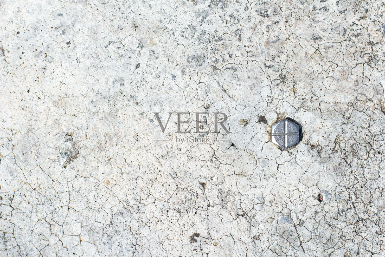 有金属螺栓的混凝土墙开裂照片摄影图片