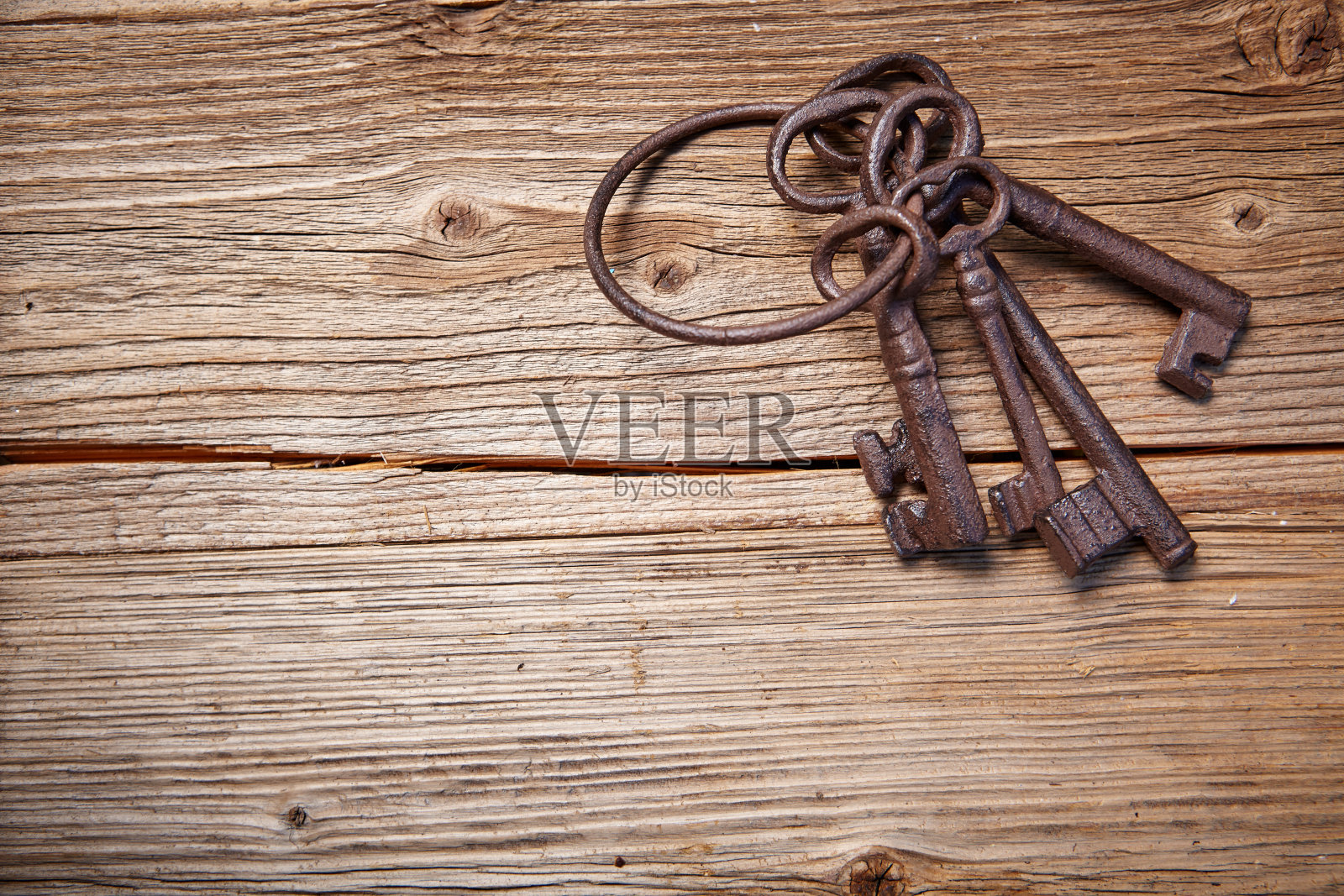 木桌上生锈的中世纪钥匙照片摄影图片
