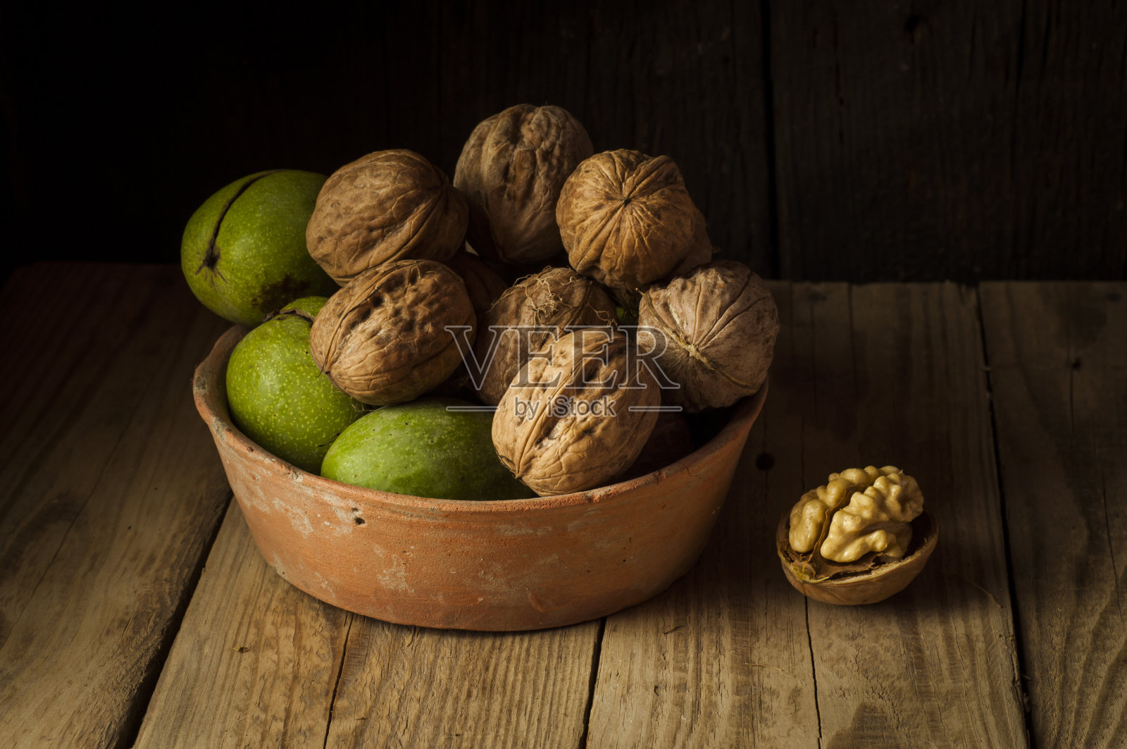 核桃仁和整个核桃放在质朴的旧木桌上照片摄影图片