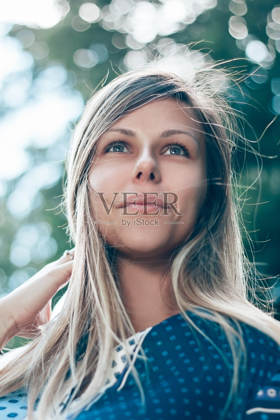 风中女孩照片摄影图片