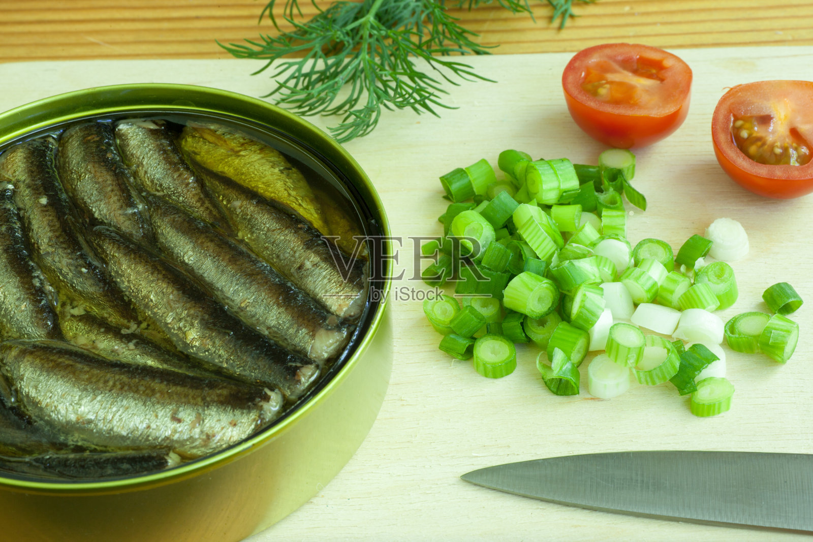 切菜板上放些小菜，洋葱和西红柿照片摄影图片