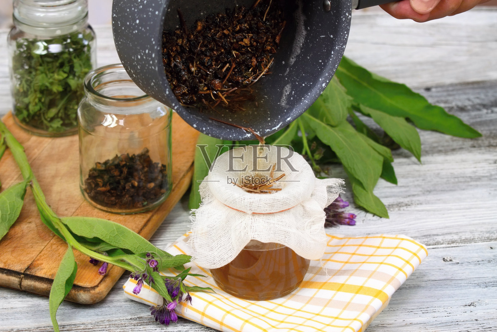 替代药物，过滤紫草药膏照片摄影图片