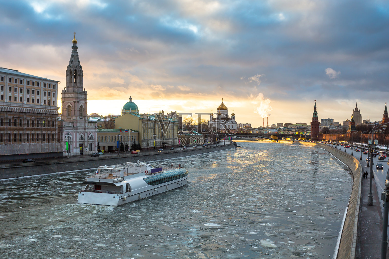 冬季莫斯科河和克里姆林宫河堤上的日落照片摄影图片