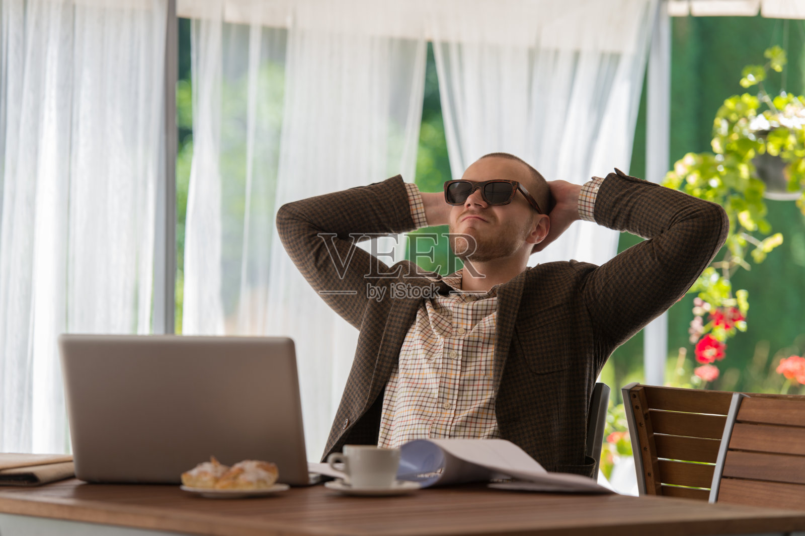 有蓝图的商人照片摄影图片