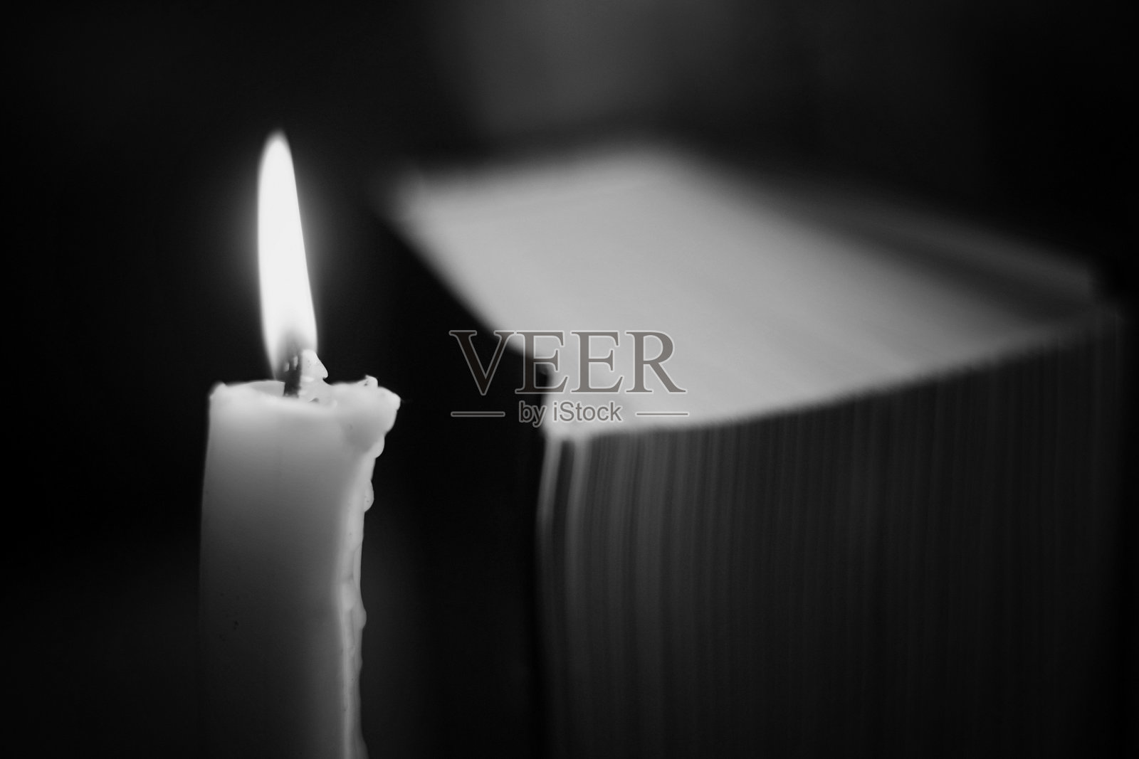 燃烧的蜡烛和圣经宗教照片摄影图片