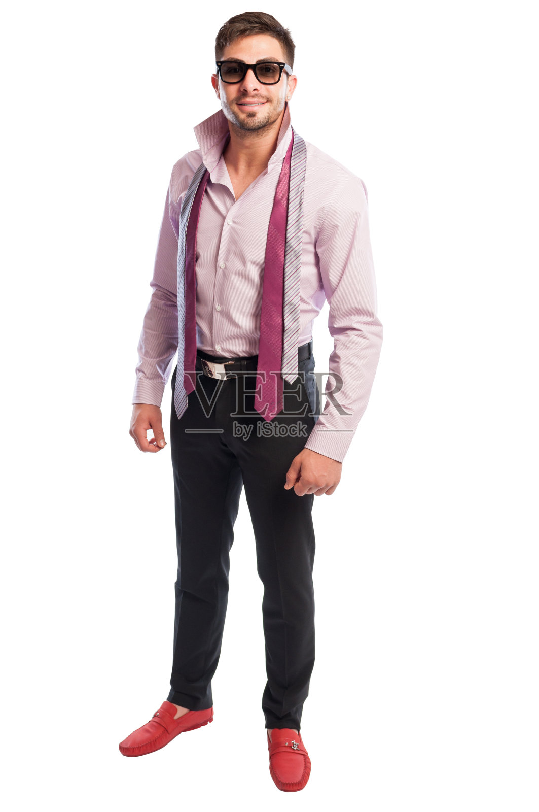 深色的男模特，紫色的衬衫，两条敞开的领带照片摄影图片