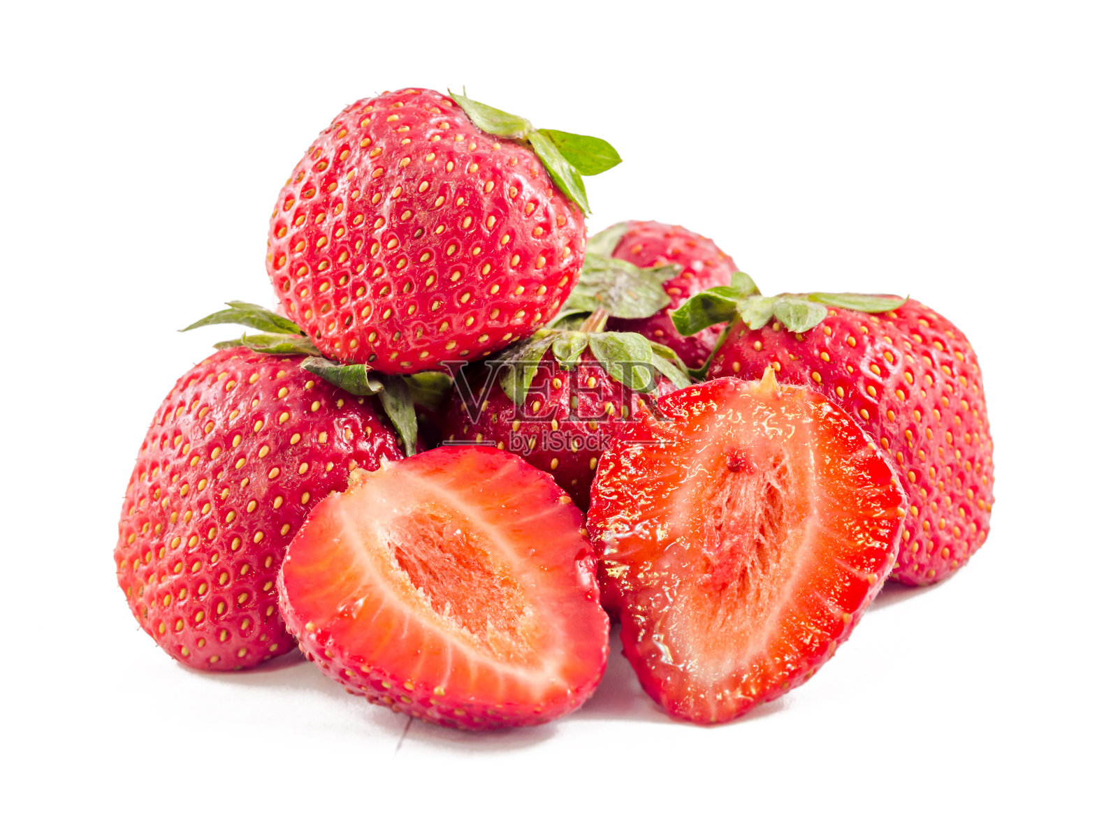 带有绿色叶子的红色草莓，孤立在背景上，剪出照片摄影图片