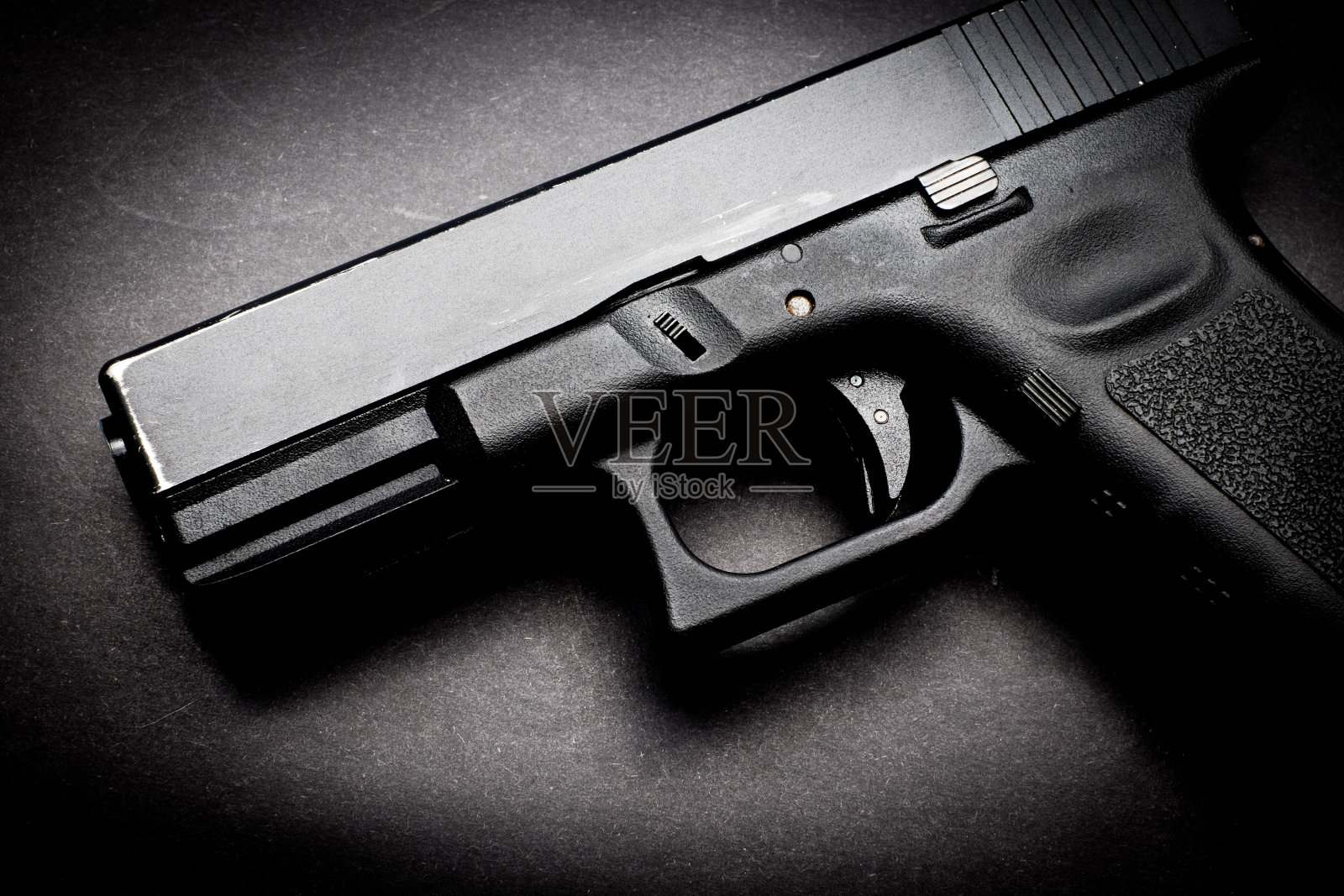 黑色背景上的手枪照片摄影图片