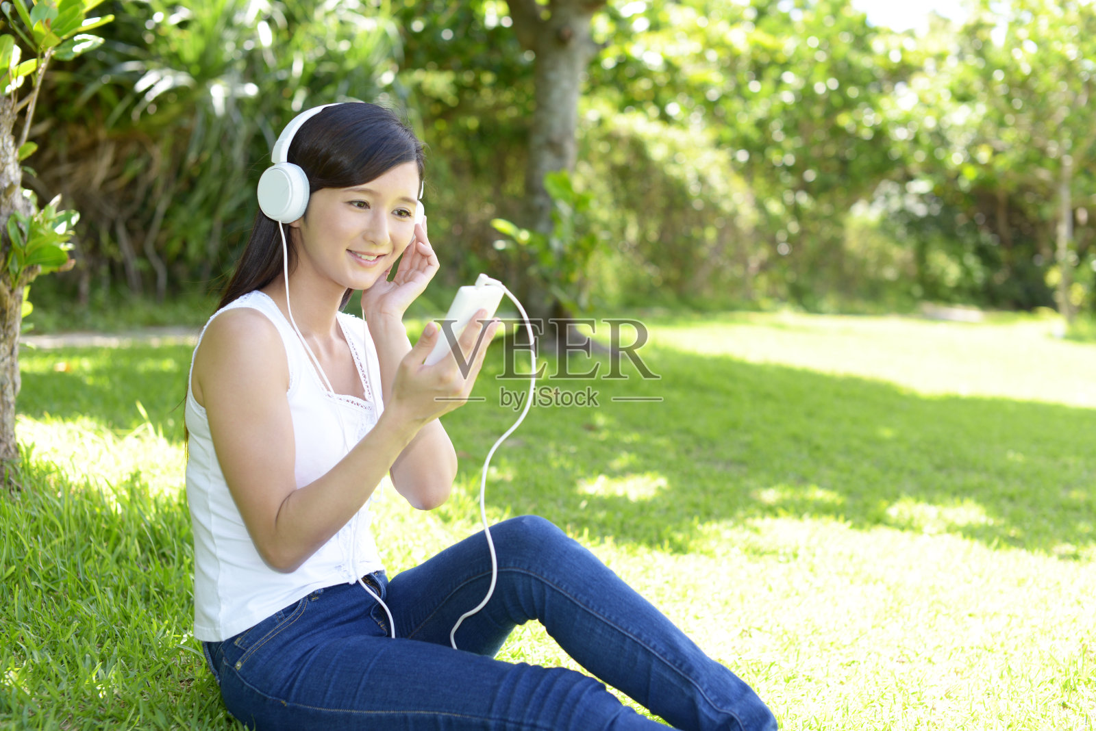 听音乐的女人照片摄影图片