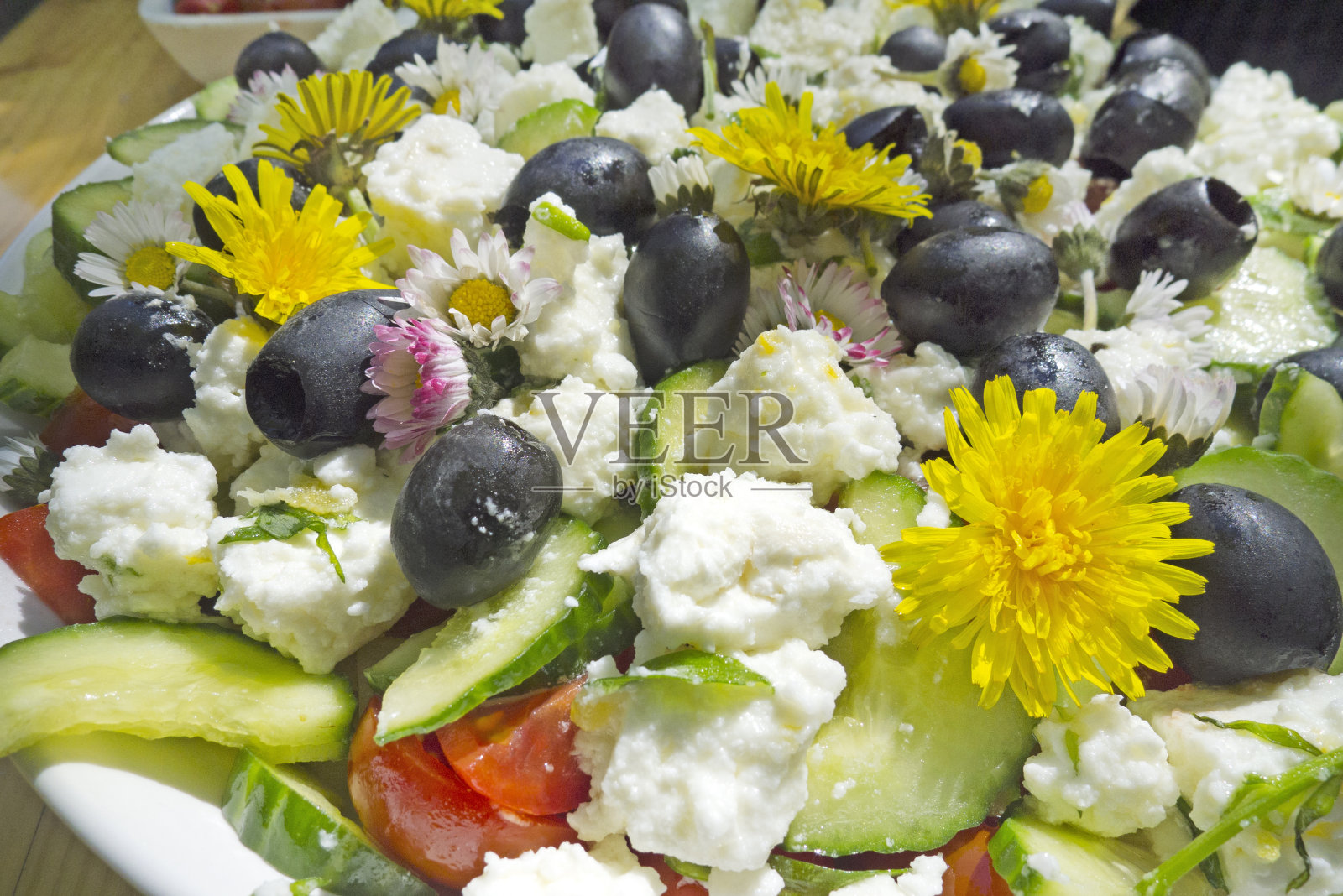 山羊奶酪和花的沙拉照片摄影图片