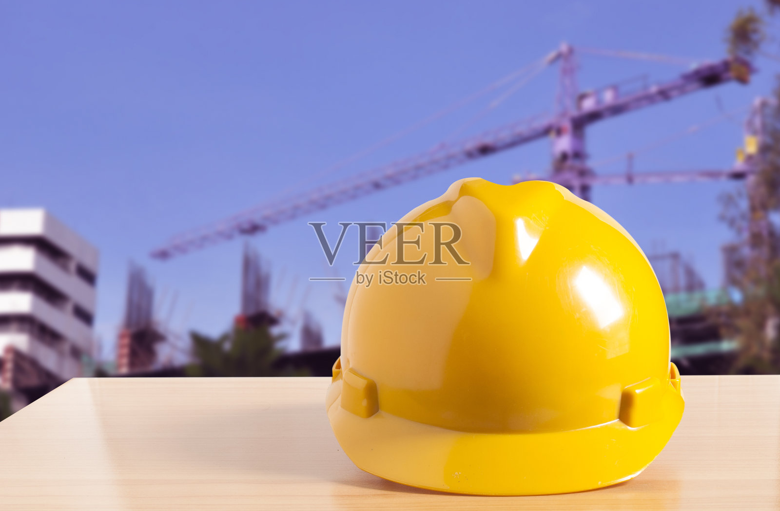 有施工现场背景的安全帽照片摄影图片